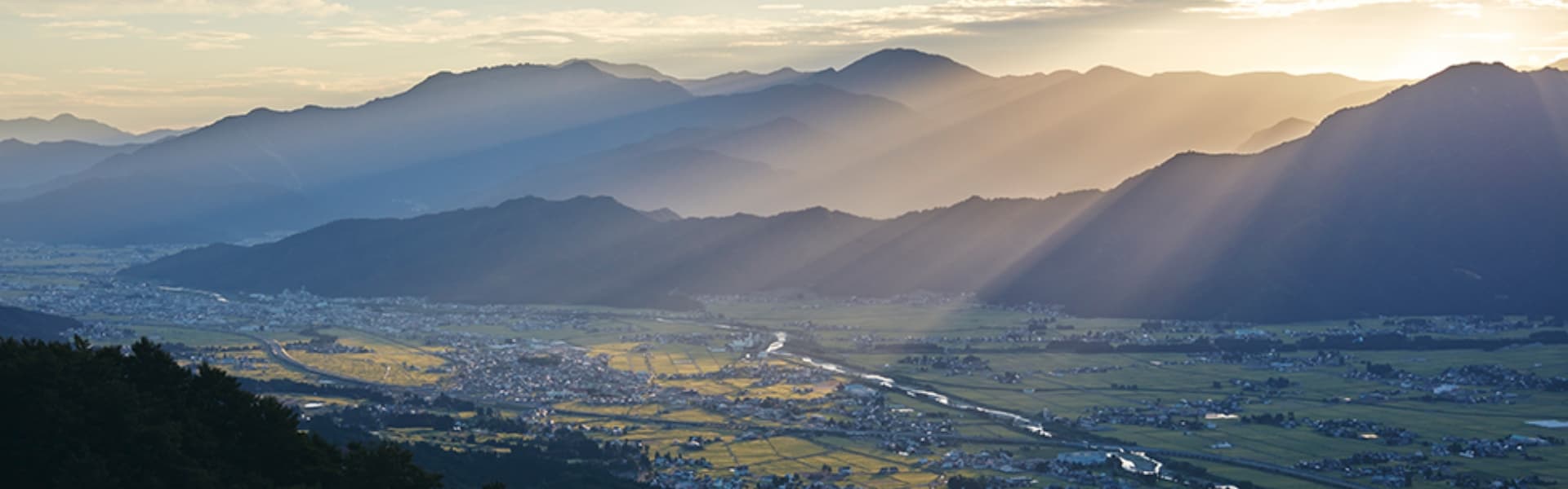 左右を山々に囲まれた魚沼特有の盆地地形